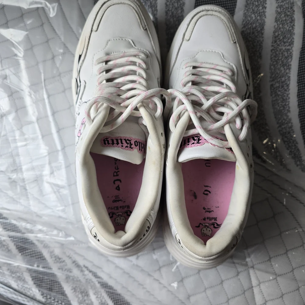 Hello Kitty Platform Sneakers - Picture 2 of 4